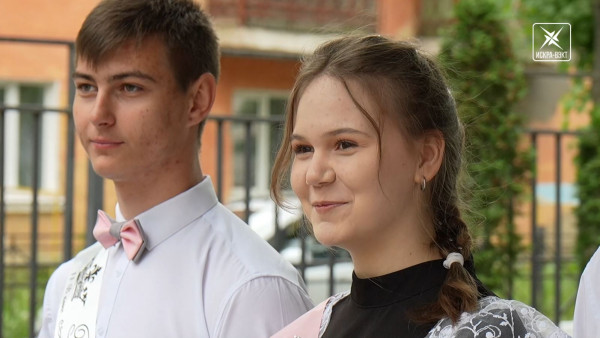 Только лучшие воспоминания. Выпускники школ попрощались с любимыми учителями