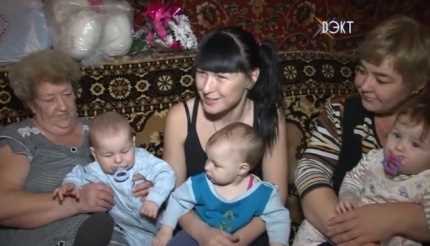 Мама - это работа. Тройная радость и тройной труд. От УМВД Воскресенского района поздравили многодетную маму