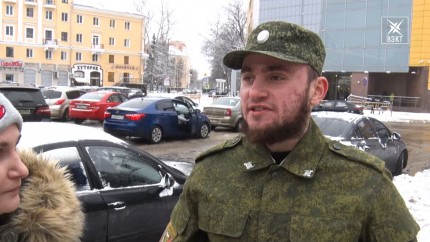 Человек в военной форме пристает к горожанам. В Воскресенске появился пранкер с миллионными просмотрами