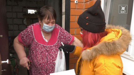 Не оставили без продуктов и лекарств. Жителям на помощь пришли волонтеры