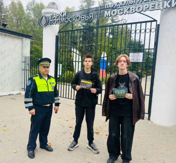 В Воскресенске сотрудники Госавтоинспекции и волонтеры провели профилактическую акцию «Засветись!»