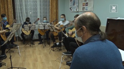 Бах и Штраус на гитаре. Ансамбль из Белоозерского победил в областном музыкальном конкурсе