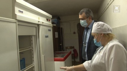 Проверка в хорловской школе «Наши традиции». Комиссия из администрации осмотрела пищеблок