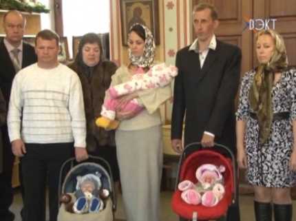 Тройная благодать. В Воскресенском районе крестили тройняшек