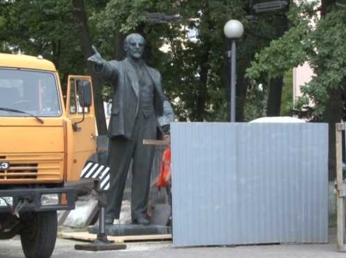 Ленина сняли с постамента для ремонта